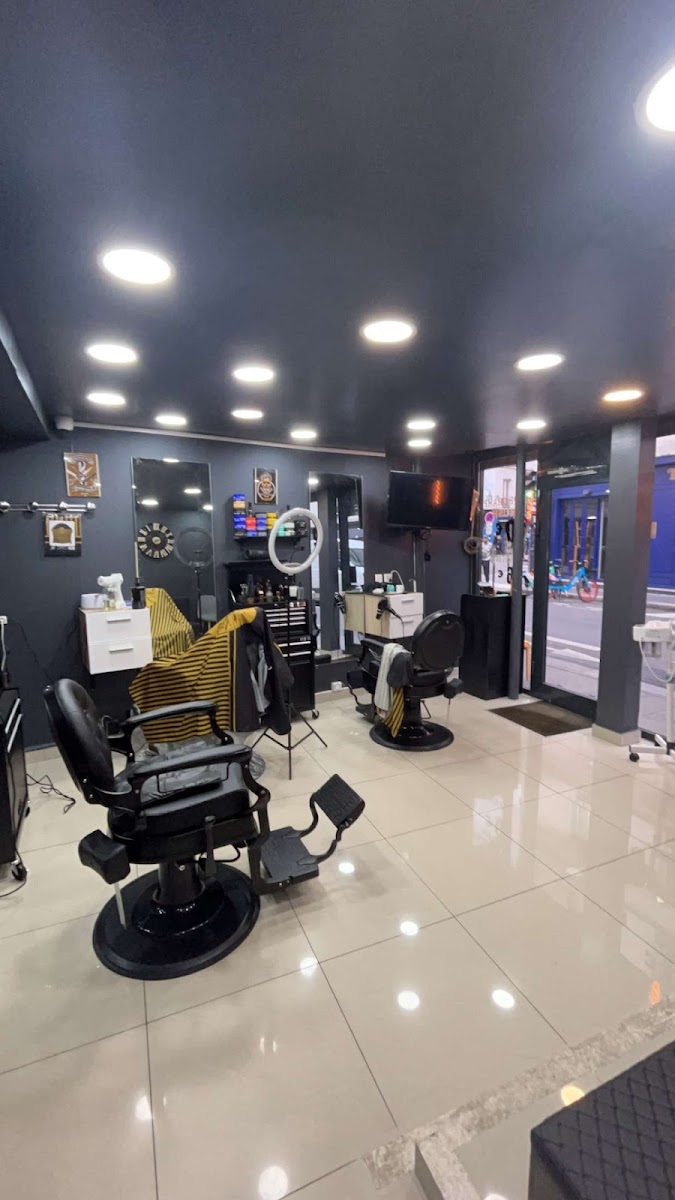 Les fauteuils de barbier du salon AZ Barber
